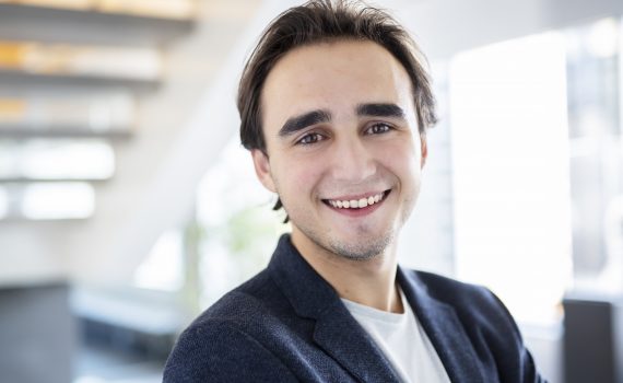 Der ukrainische Pianist Illia Ovcharenko präsentiert unter anderem Stücke aus seiner Heimat. © Ewan Nicholson