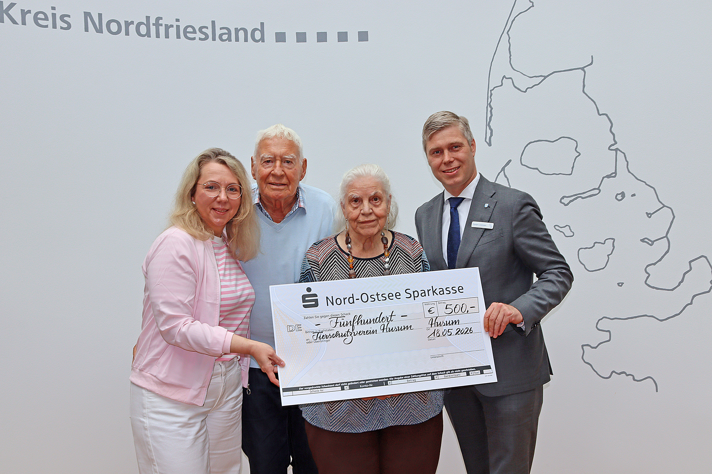 Melanie Seidler, Kreis NF, Personalrat - Wilfried Bertermann, 2. Vorsitzender, und Inke Rath, 1. Vorsitzende des Tierschutzvereins Husum und Umgebung e. V. - Florian Lorenzen, Landrat