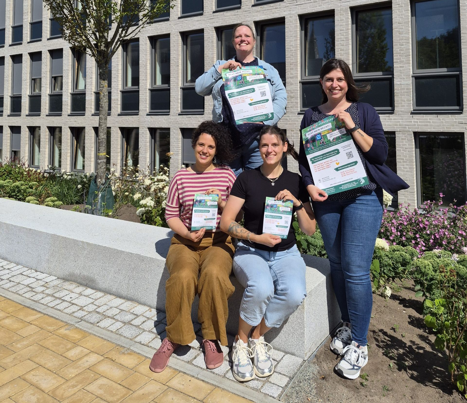 Das Projektteam um u.a. Melanie Ehmann, Anne Weidmann, Jennifer Freude und Saskia Voigt hat die Ausstellung »Echt Mein Recht« nach Husum geholt. © Kreis Nordfriesland
