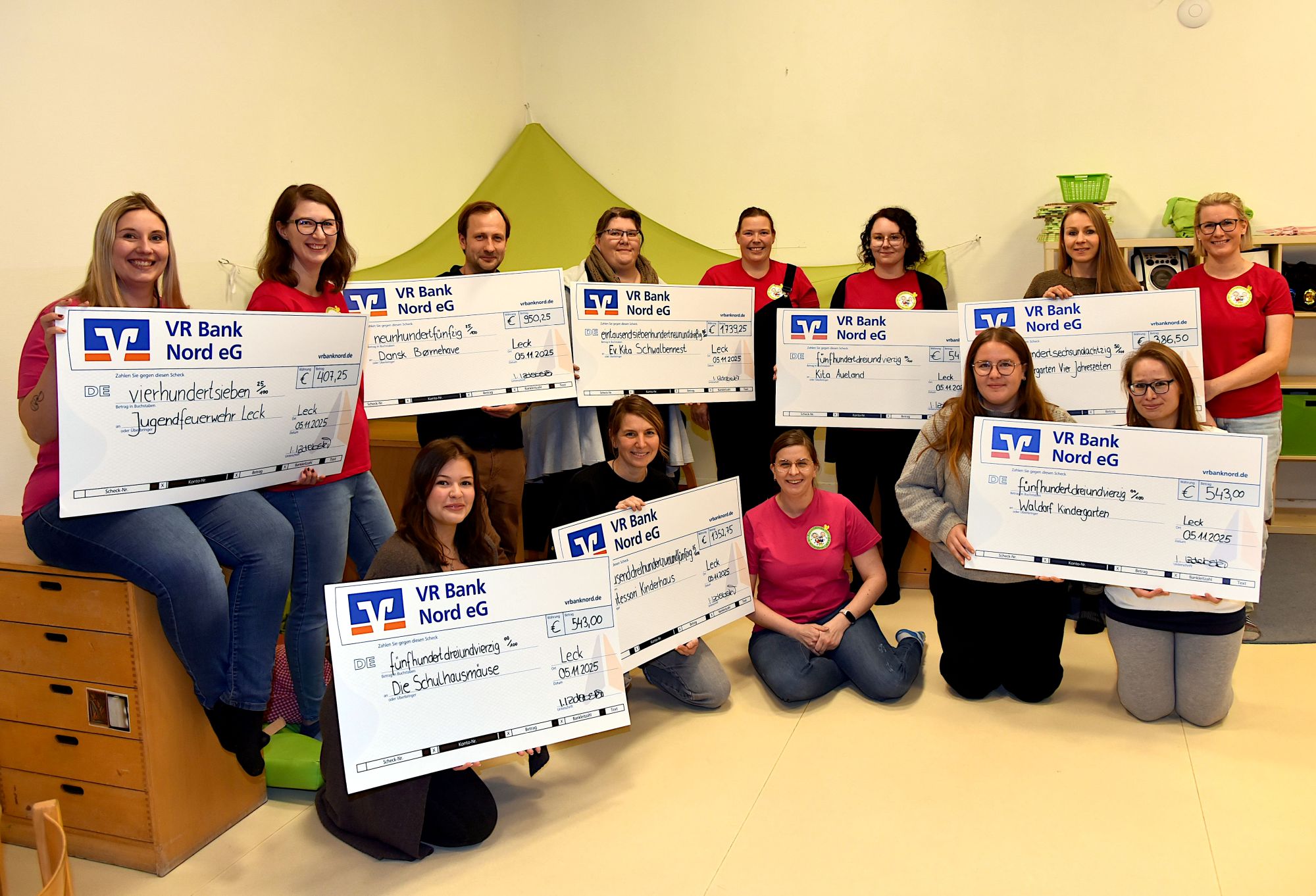 Große Freude bei allen Beteiligten, denn mit dem Geld können Anschaffungen getätigt werden, die so sonst nicht möglich wären . Foto: Dirk Hansemann