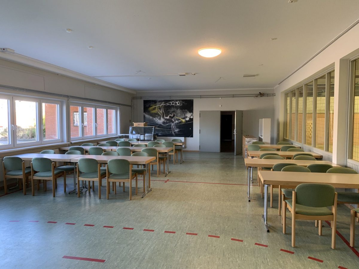 Der Gastraum mit Blick zur Halle