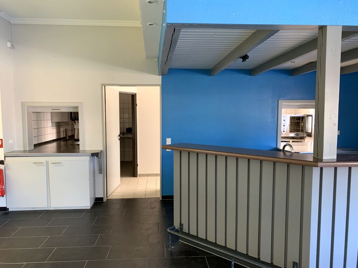 Tresen - Blick von der Eingangstür zur Terrasse