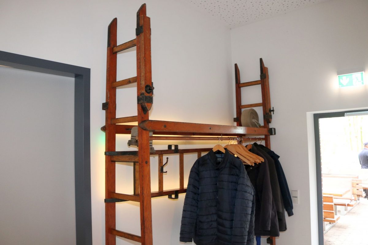 Diese alte Feuerwehrleiter wurde auf dem Dachboden gefunden und zur GArderobe umfunktioniert