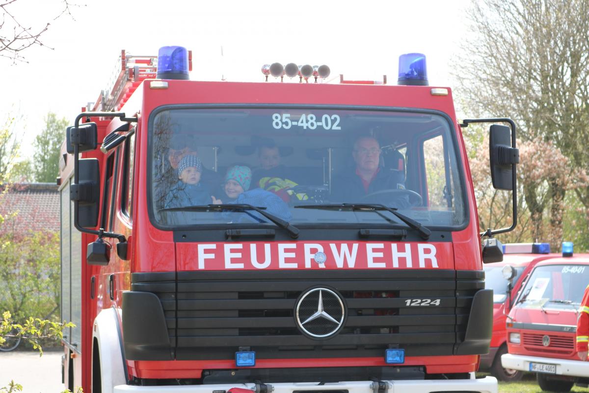 Die ganz Lütten dürfen schon mal probefahren rund um den Maibaum... 