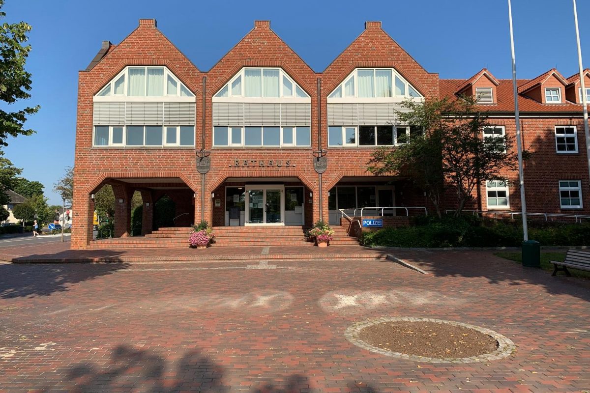 Nach der Linde (aufgrund des Containers der VR-Bank wurde zunächst auf eine Neubepflanzung verzichtet)