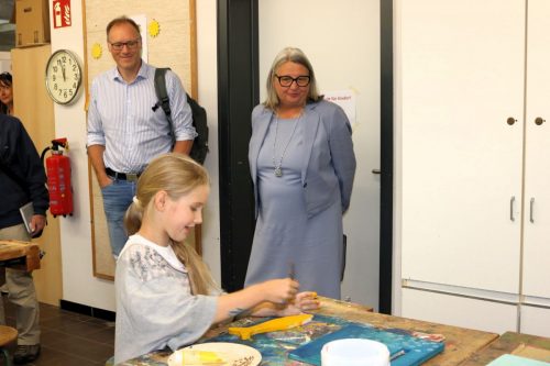 Die Bildungsministerin Dr. Dorit Stenke besucht die Grundschule an der Linde am Standort Leck