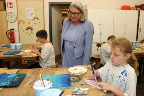 Die Bildungsministerin Dr. Dorit Stenke besucht die Grundschule an der Linde am Standort Leck